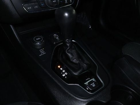 Used 2020 Jeep Cherokee Limited image 37