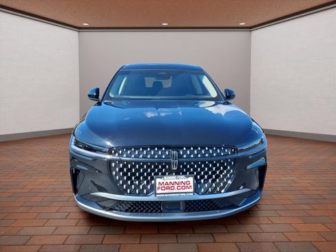 Used 2024 Lincoln Nautilus Premier image 3