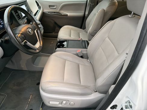 Used 2020 Toyota Sienna XLE image 10