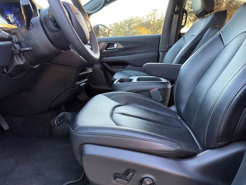 Used 2025 Chrysler Pacifica Select image 29