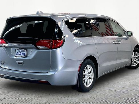 Used 2020 Chrysler Pacifica Touring w/ Cold Weather Group FWD image 7