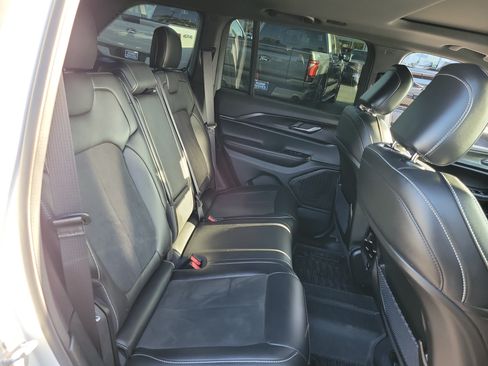 Used 2025 Jeep Grand Cherokee Altitude AWD/4WD image 23