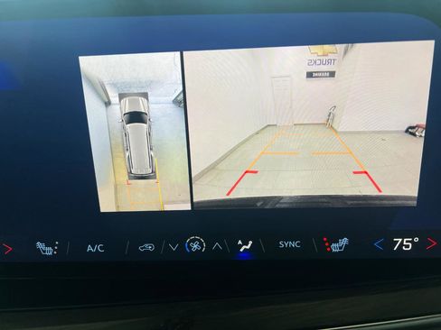 Used 2025 Chevrolet Suburban LT image 72