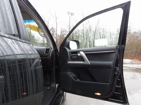 Used 2014 Toyota Land Cruiser image 12