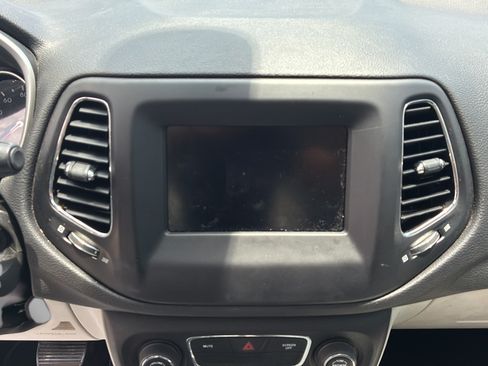 Used 2019 Jeep Compass Latitude FWD image 30