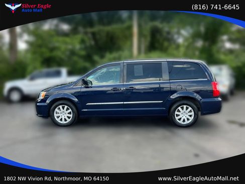 Used 2014 Chrysler Town & Country Touring FWD image 2