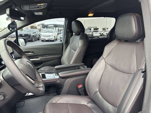Used 2025 Toyota Sienna XSE w/ XSE Premium Package FWD image 12