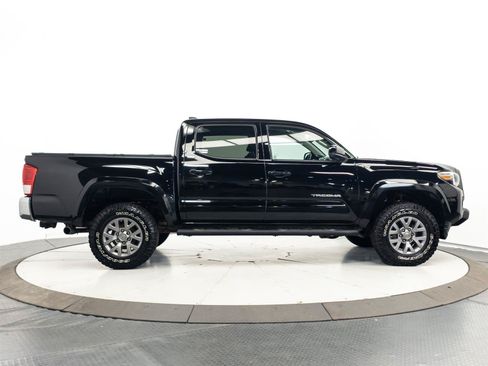 Used 2016 Toyota Tacoma SR5 w/ Exterior Package AWD/4WD image 12
