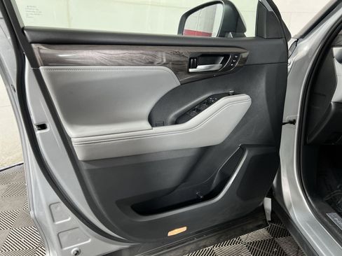 Used 2021 Toyota Highlander Limited AWD/4WD image 14