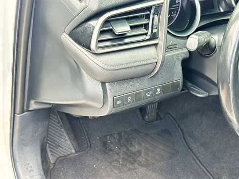 Used 2019 Toyota Camry SE image 11