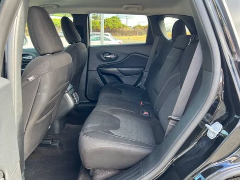 Used 2019 Jeep Cherokee Latitude w/ Popular Appearance Group FWD image 14