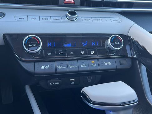 Certified 2024 Hyundai Elantra Limited image 19