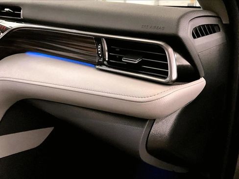 Used 2020 Toyota Camry XLE w/ Sunroof Package image 16