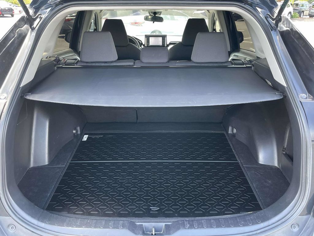 Used 2021 Toyota RAV4 XLE FWD image 9