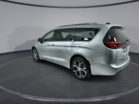 Used 2023 Chrysler Pacifica Pinnacle AWD/4WD image 6