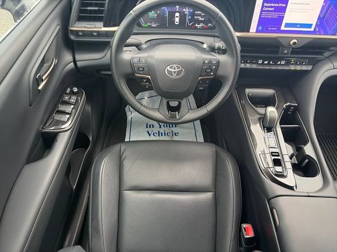 Used 2025 Toyota Crown AWD/4WD image 14