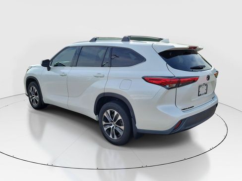 Used 2021 Toyota Highlander XLE AWD/4WD image 3