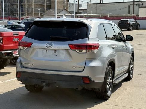 Used 2019 Toyota Highlander XLE AWD/4WD image 4
