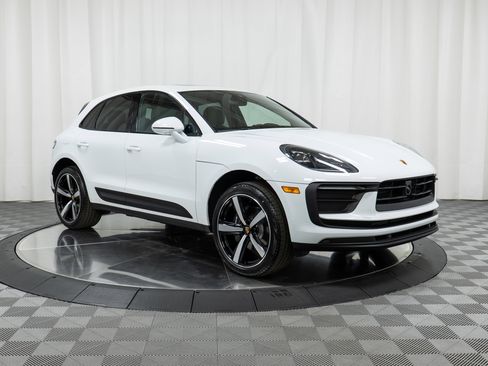 Used 2025 Porsche Macan image 9