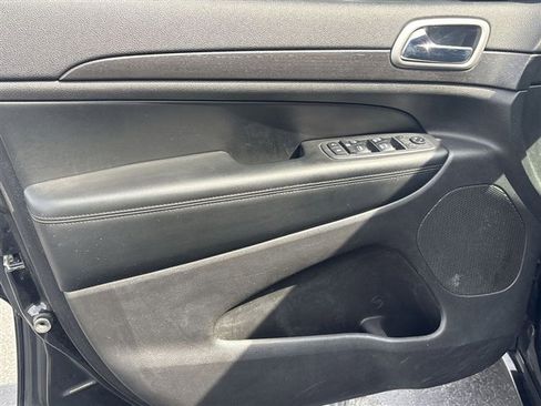 Used 2018 Jeep Grand Cherokee Altitude image 21