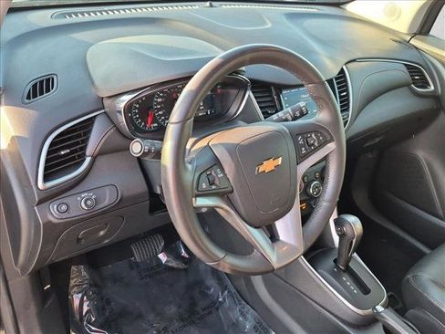 Used 2021 Chevrolet Trax LT w/ Premium Seat Package AWD/4WD image 10