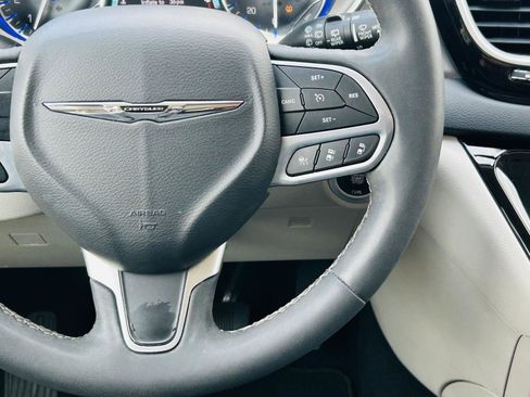 Used 2023 Chrysler Pacifica Touring-L FWD image 18