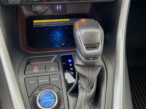 Used 2019 Toyota RAV4 Limited image 17