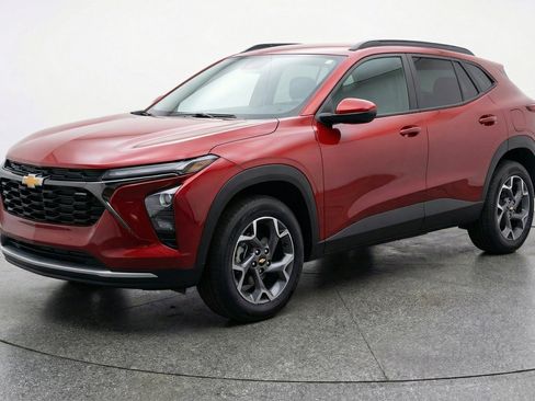 Used 2025 Chevrolet Trax LT FWD image 2