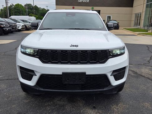 Used 2025 Jeep Grand Cherokee Altitude AWD/4WD image 2