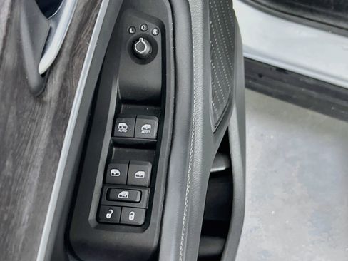 Used 2023 Jeep Grand Cherokee Limited w/ Black Appearance Package AWD/4WD image 18