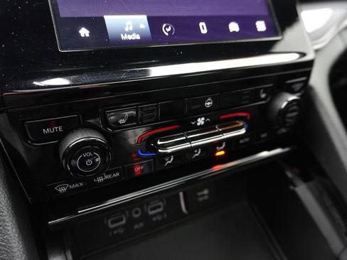 Used 2023 Jeep Grand Cherokee Altitude image 17