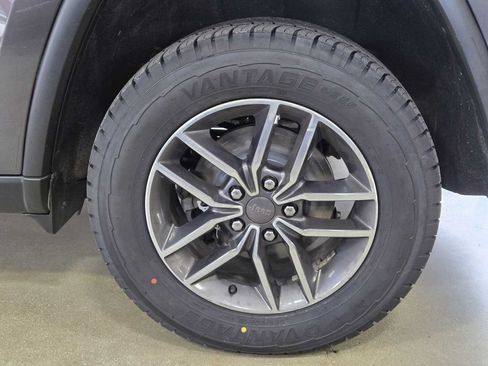 Used 2019 Jeep Grand Cherokee Limited AWD/4WD image 10