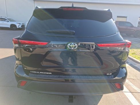 Used 2021 Toyota Highlander XLE image 5