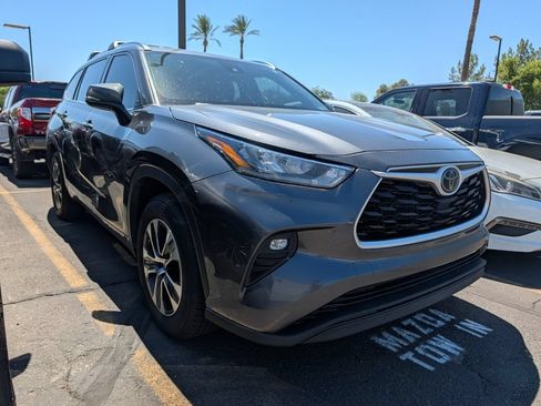 Used 2020 Toyota Highlander XLE FWD image 3