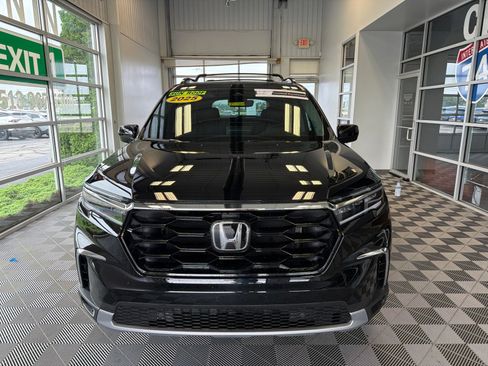 Used 2025 Honda Pilot Touring image 2