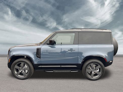 Used 2025 Land Rover Defender 90 X-Dynamic SE image 2