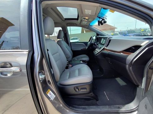 Used 2017 Toyota Sienna Limited Premium image 44