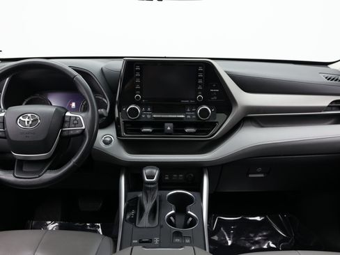 Used 2022 Toyota Highlander XLE FWD image 41