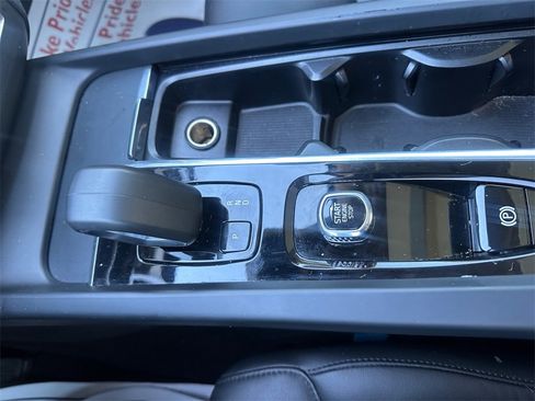 Used 2024 Volvo XC60 B5 Core image 32