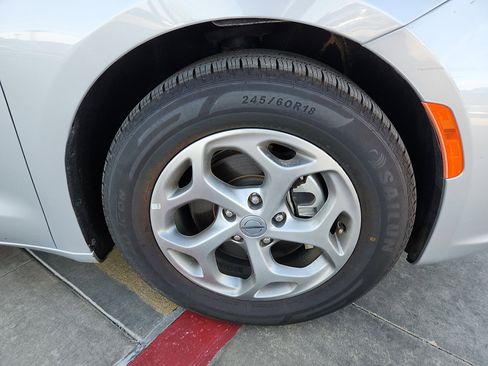 Used 2024 Chrysler Pacifica Limited image 9