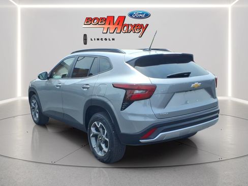 Used 2025 Chevrolet Trax LT FWD image 6