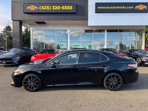 Used 2020 Toyota Camry XLE image 2