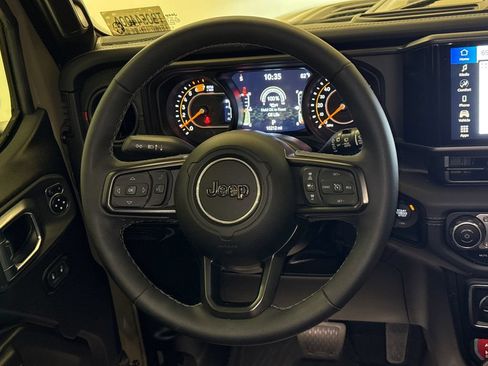 Used 2025 Jeep Wrangler Unlimited Rubicon w/ Convenience Group AWD/4WD image 15