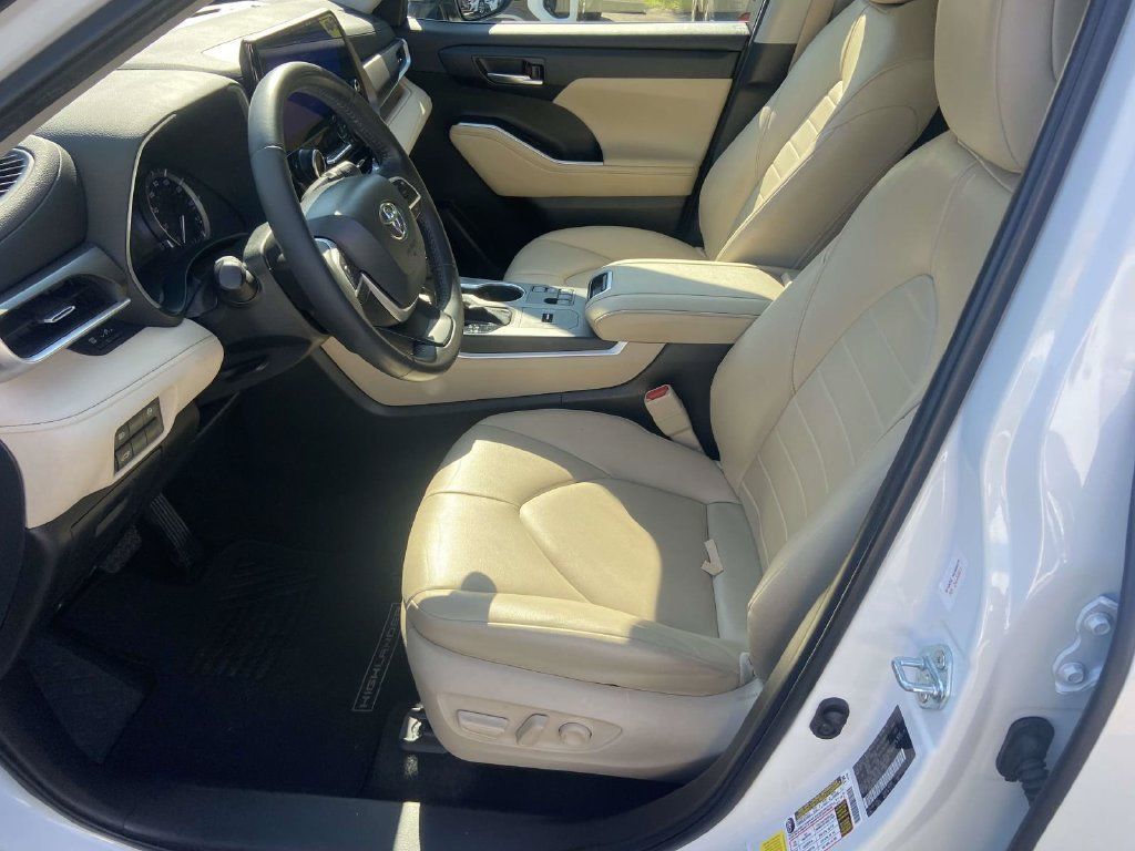 Used 2024 Toyota Highlander XLE FWD image 17