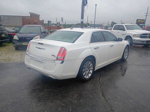 Used 2011 Chrysler 300 C RWD image 7