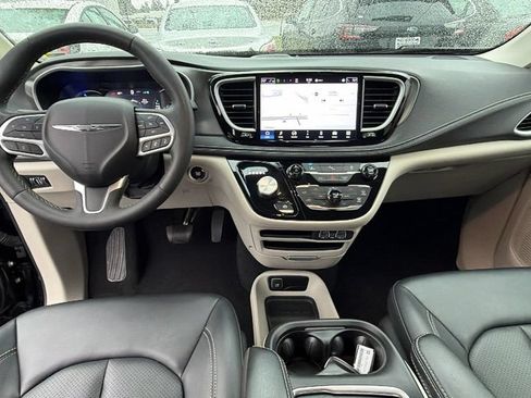 Used 2024 Chrysler Pacifica Limited FWD image 17