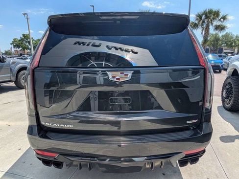 Used 2024 Cadillac Escalade ESV V image 5
