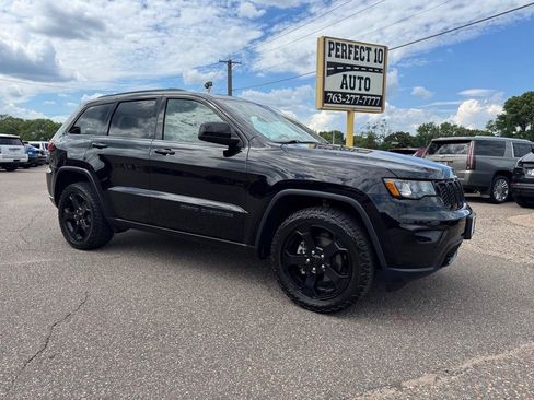 Used 2019 Jeep Grand Cherokee Laredo AWD/4WD image 2