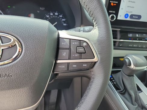 Certified 2025 Toyota Sienna XLE FWD image 18