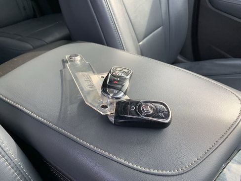 Used 2020 Buick Enclave Essence image 33